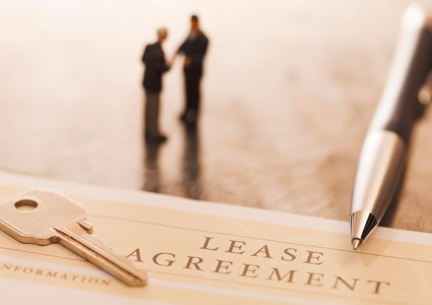 lease-agreement-with-key-and-pen